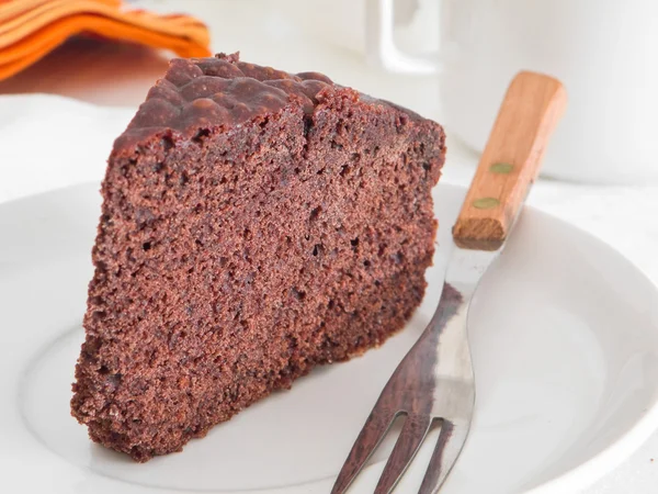 Fatia de bolo de chocolate no café da manhã . — Fotografia de Stock