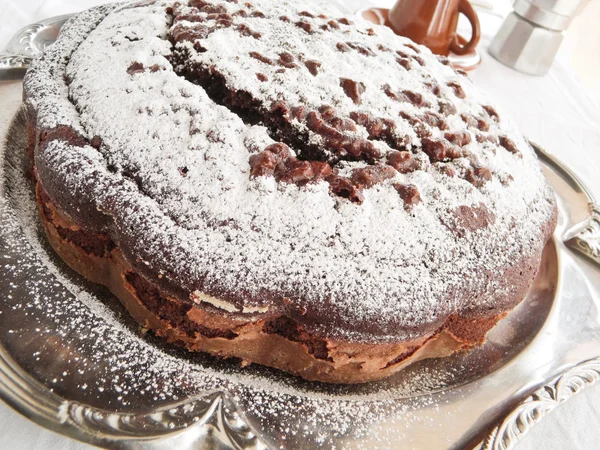 銀トレイにチョコレート ケーキ. — ストック写真