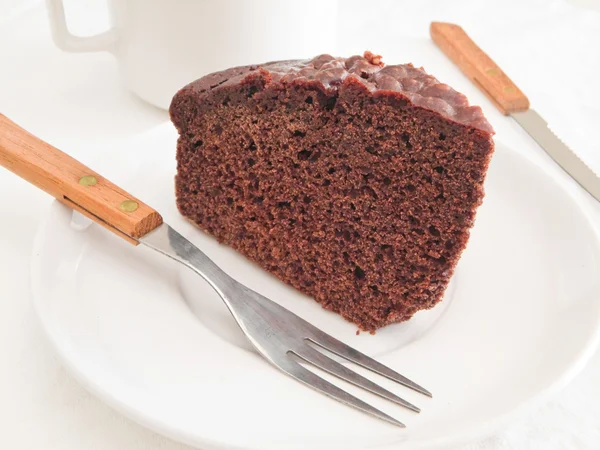 Fatia de bolo de chocolate no café da manhã . — Fotografia de Stock