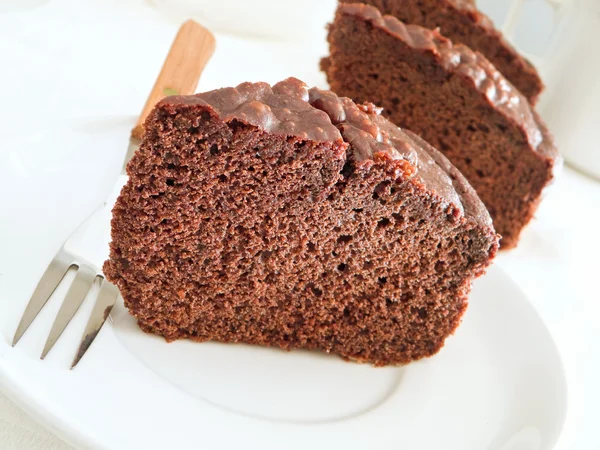 Fetta di torta al cioccolato a colazione . — Foto Stock