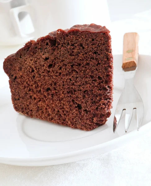 Csokoládé torta szelet fehér edényt. — Stock Fotó