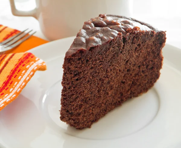 Gâteau au chocolat Trancher sur un plat blanc . — Photo