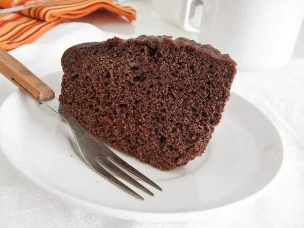 Çikolatalı pasta dilimi üzerinde beyaz tabak. — Stok fotoğraf