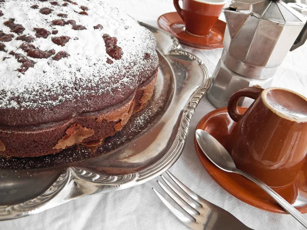 朝食時のチョコレートケーキ. — ストック写真