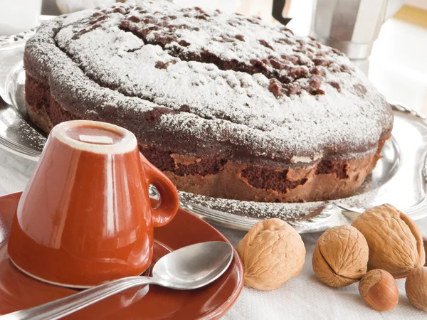 Schokoladenkuchen mit Nüssen. — Stockfoto