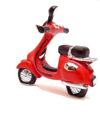 Kırmızı scooter beyazda izole edildi.