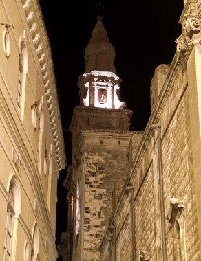 gece Monopoli Belltower Katedrali. Apulia.