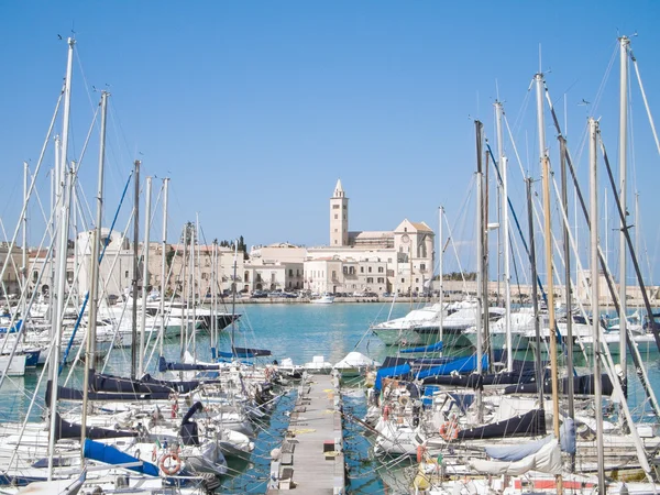 Turistiska hamn i trani. Apulien. — Stockfoto