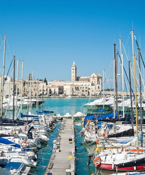 Turistické přístavu Trani. Apulie. — Stock fotografie
