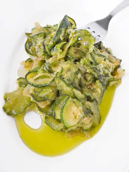 Zucchini auf weißem Teller. — Stockfoto