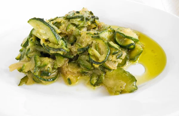 Courgettes op witte schotel. — Stockfoto