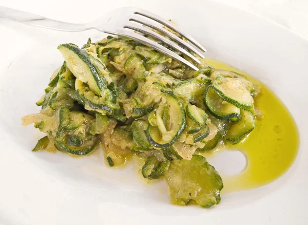 Courgettes op witte schotel. — Stockfoto