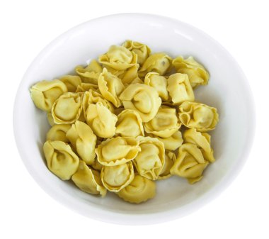 Beyaz çanak üzerinde taze tortellini.