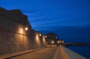 Giovinazzo alacakaranlıkta denize sıfır. Apulia.