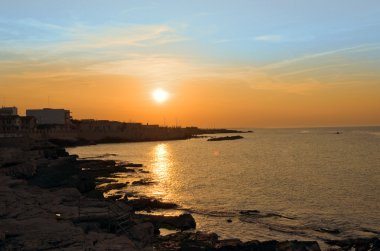 gün batımında deniz manzarası. Giovinazzo. Apulia.