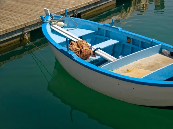 Barco amarrado en el puente flotante . —  Fotos de Stock