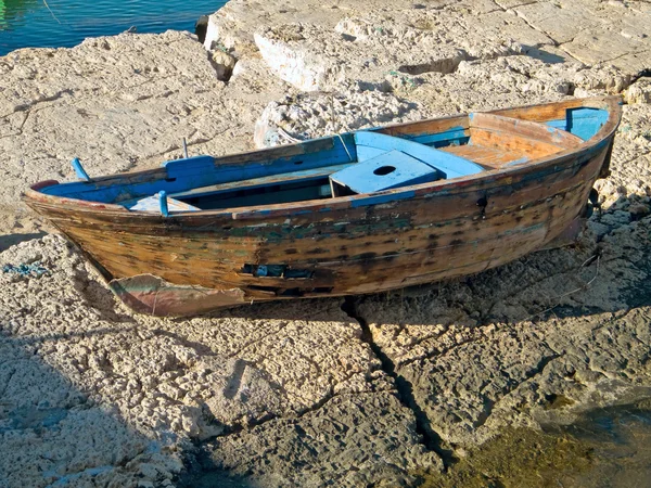 Barco de remos abandonado . —  Fotos de Stock