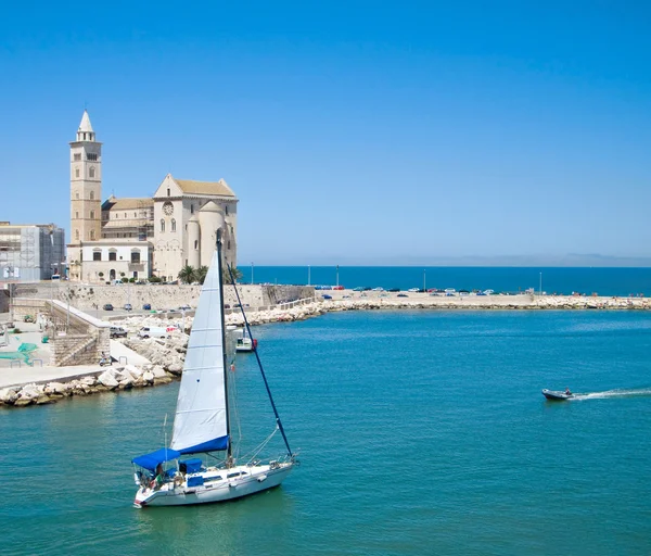 Puerto turístico de Trani. Apulia . — Foto de Stock