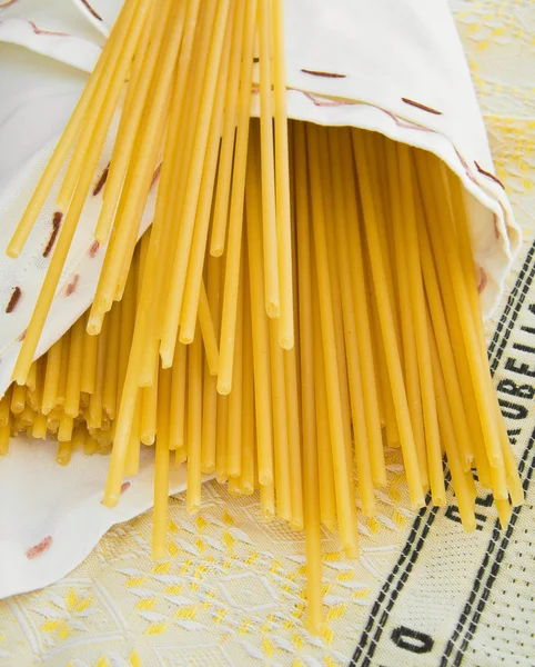 Спагетті, загорнуті в серветку . — стокове фото