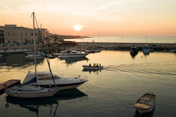 Turistiska hamn i giovinazzo vid solnedgången. — Stockfoto
