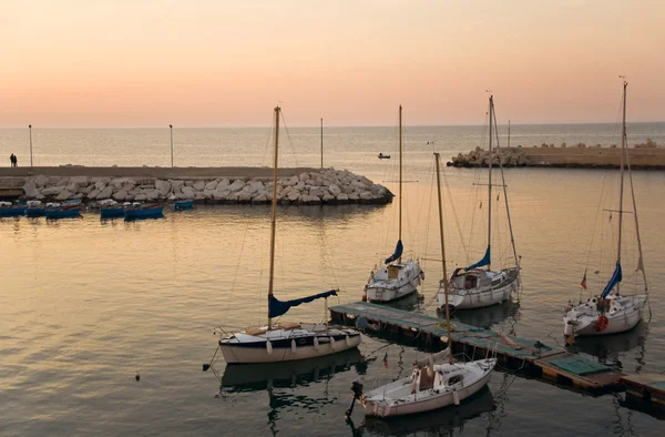Toeristische haven van giovinazzo bij zonsondergang. — Stockfoto