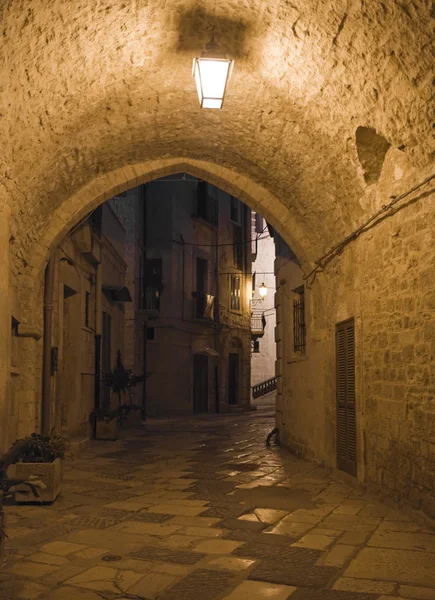 晚上的巷子里。焦维纳佐。阿普利亚. — 图库照片