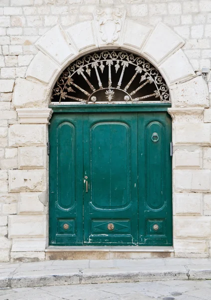 Wooden ancient frontdoor. — Stock Photo, Image