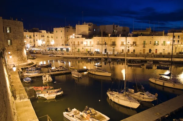 Porto di Giovinazzo di notte. La Puglia . — Foto Stock