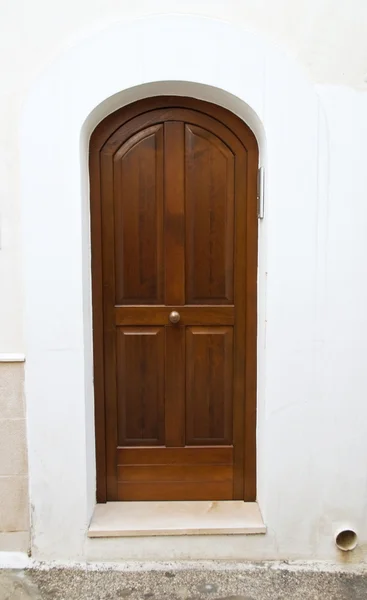 Деревянная входная дверь . — стоковое фото