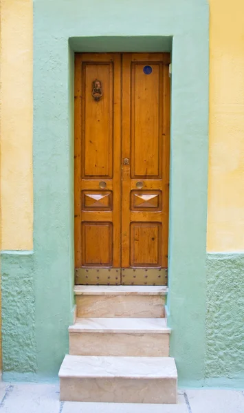 Wooden frontdoor. — Stock Photo, Image