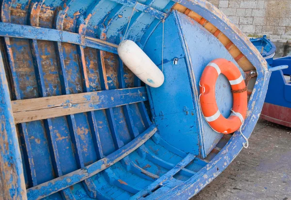 転覆の青いボート. — ストック写真