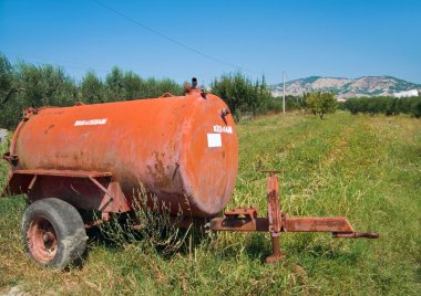 terk edilmiş kırmızı tank.