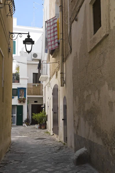 Steegje in monopoli oldtown. Apulië. — Stockfoto