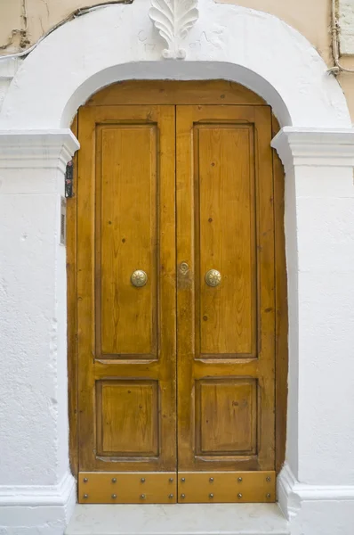 Puerta de entrada de madera . — Foto de Stock