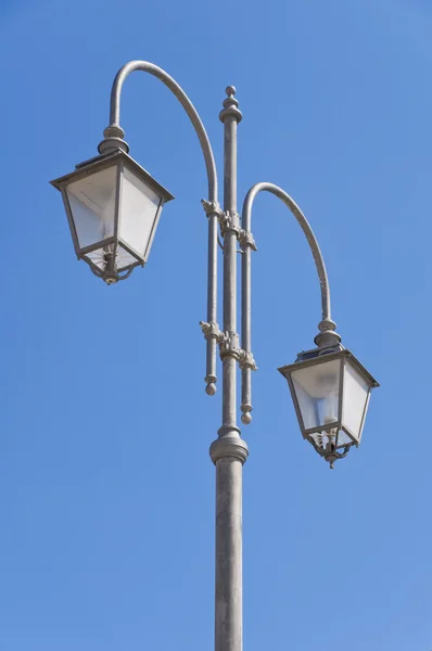 Ulica lampa w giovinazzo. Apulia. — Zdjęcie stockowe
