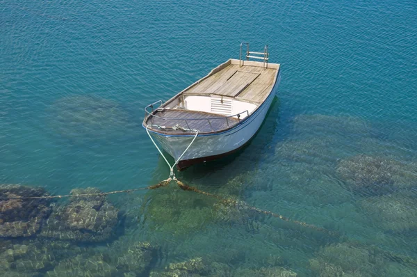 透明な海で単独でボート. — ストック写真
