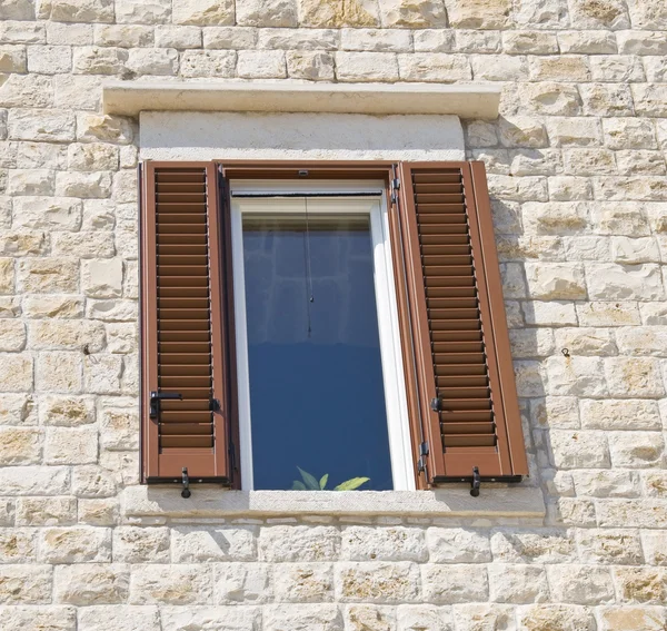 Braunes Fenster auf Ziegelmauer. — Stockfoto