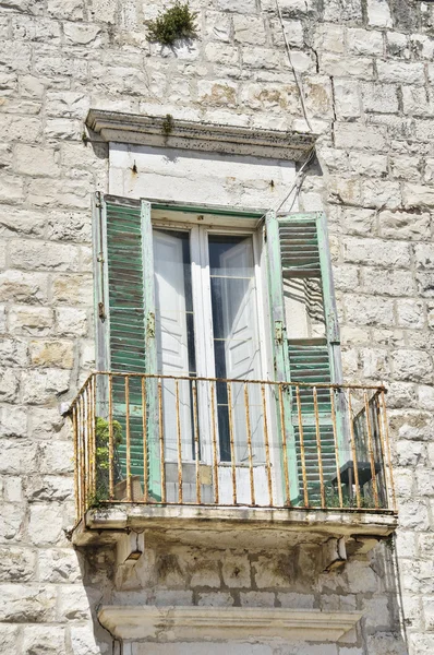 Bröckelndes Fenster an Ziegelmauer. — Stockfoto