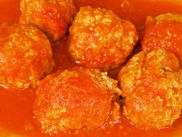 Köttbullar i tomatsås på vita skålen. — Stockfoto
