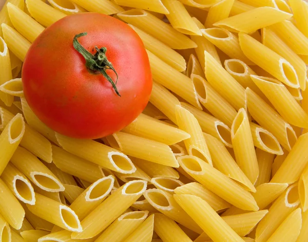 Pasta bakgrund med tomat. — Stockfoto