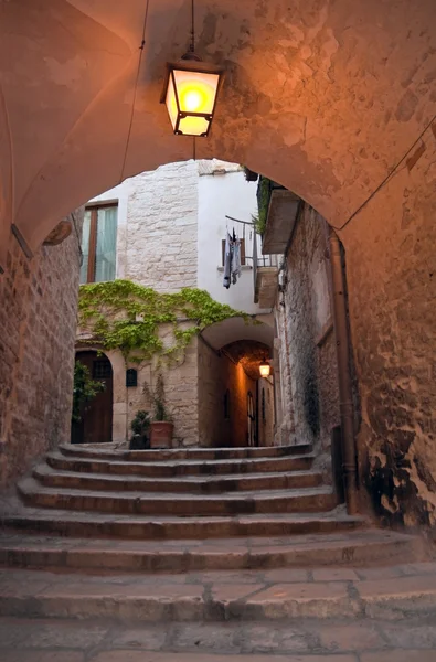 Bogen in der Altstadt von Giovinazzo. apulien. — Stockfoto