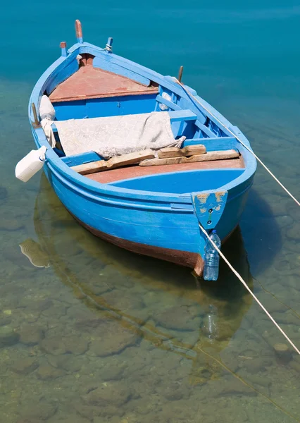 Farbiges Ruderboot in klarem Meer. — Stockfoto