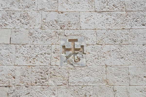 Kříž vytesaný ve zdi. — Stock fotografie
