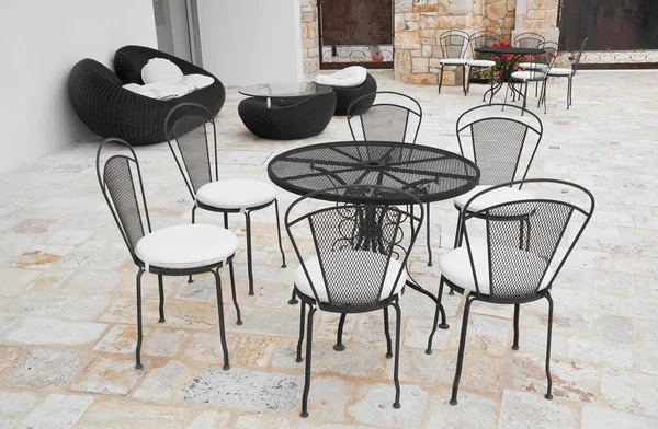 Tafel en stoelen in lege café. — Stockfoto