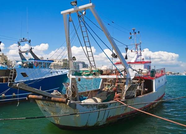 Boten in haven. Molfetta. Apulië. — Stockfoto