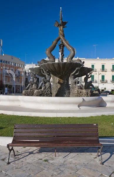 Giovinazzo náměstí s kašnou. Apulie. — Stock fotografie