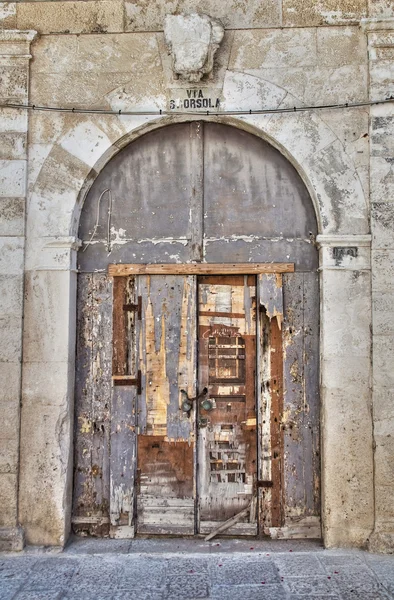 Wooden crumbling door. — Stock Photo, Image
