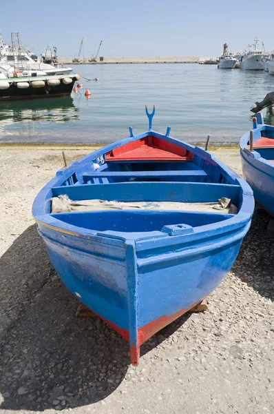 Boot op strand. Monopoli. Apulië. — Stockfoto