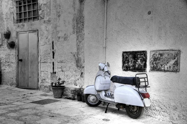 Scooter bianco. Monopoli. La Puglia . — Foto Stock
