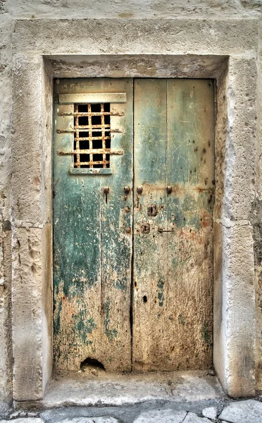 Afbrokkelende houten deur. — Stockfoto